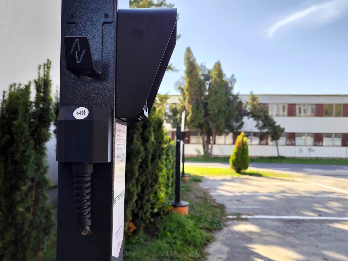 Krádež káblov z nabíjacích staníc